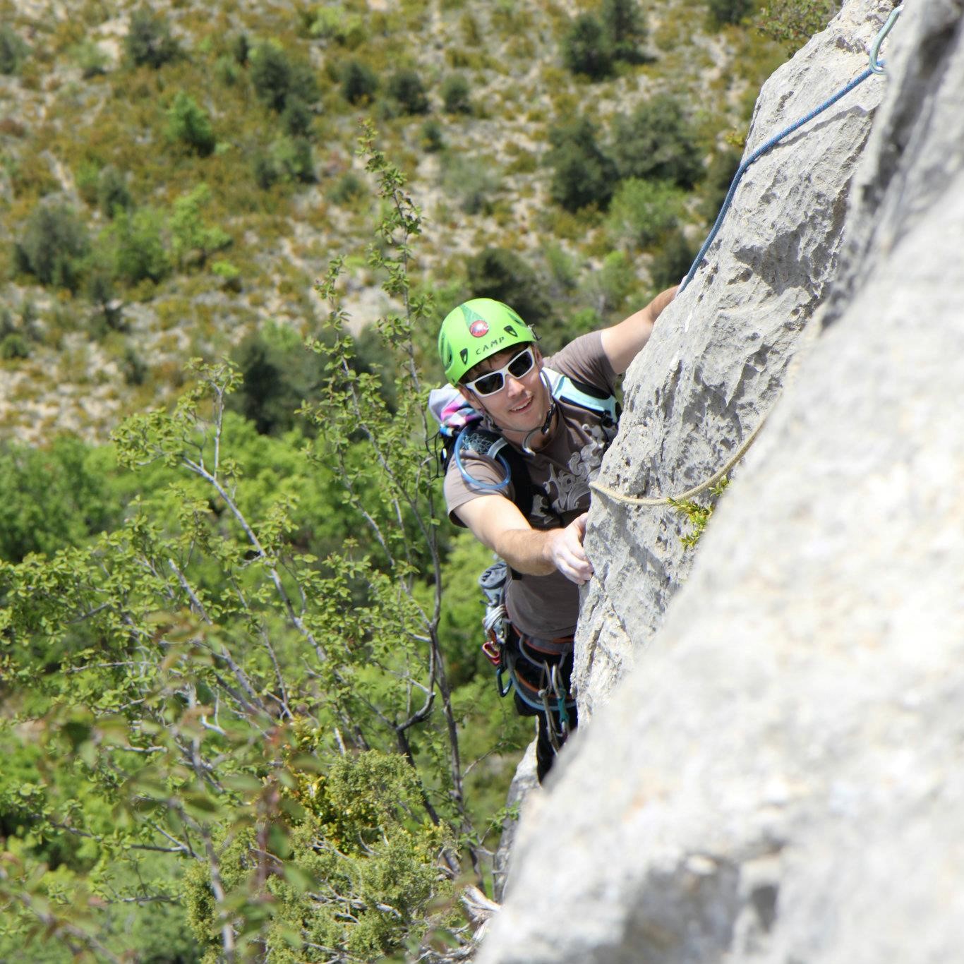Un grimpeur débutant escalade une grande voie en second Orpierre