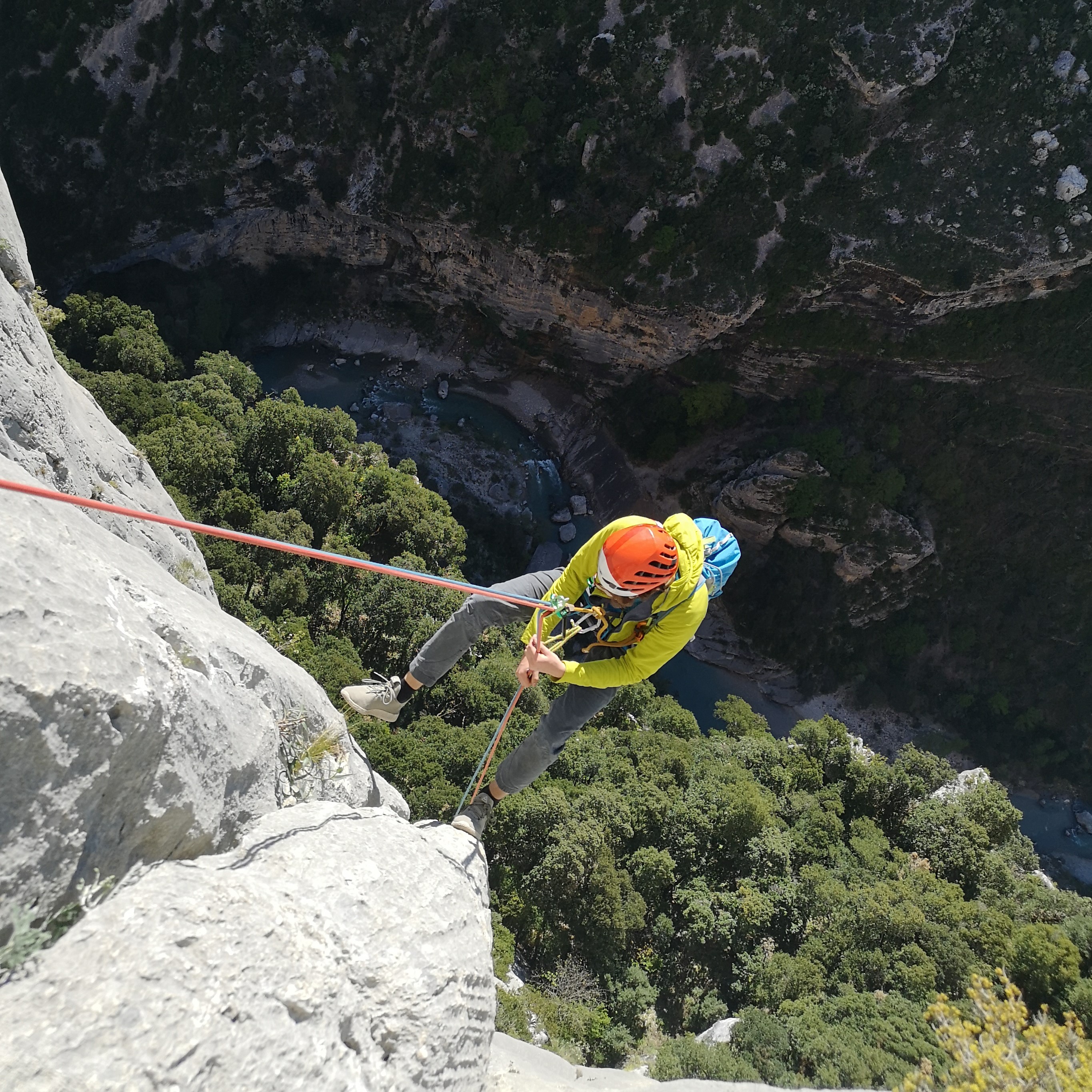 Un grimpeur apprend à descendre en rappel pendant un stage escalade dans les gorges du Verdon