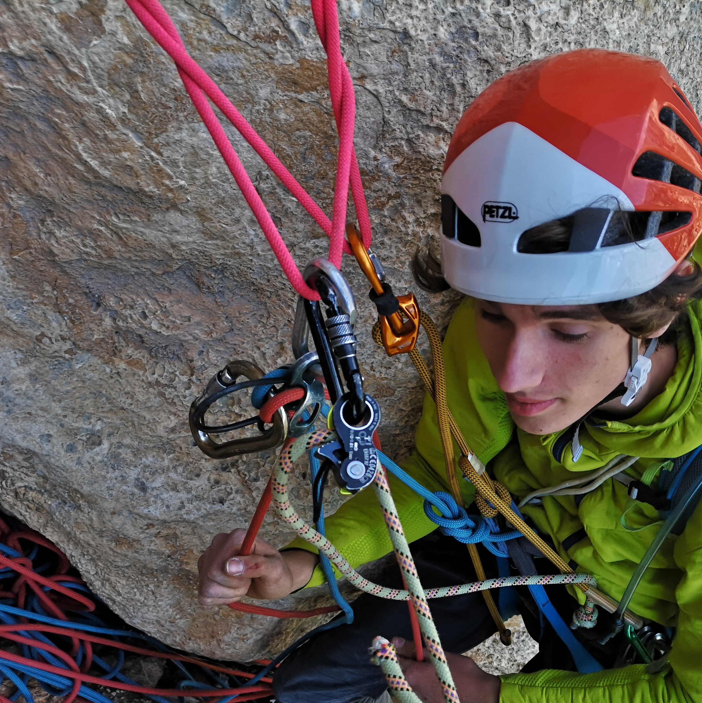 Un grimpeur construit un relais pour assurer son partenaire de cordée