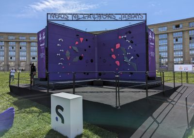 mur d'escalade de bloc sur mesure et personnalisé aux couleurs d'un annonceur