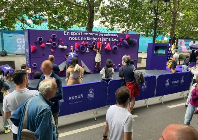 un mur d'escalade de bloc mobile aux couleurs d'une entreprise installé à paris dans la rue