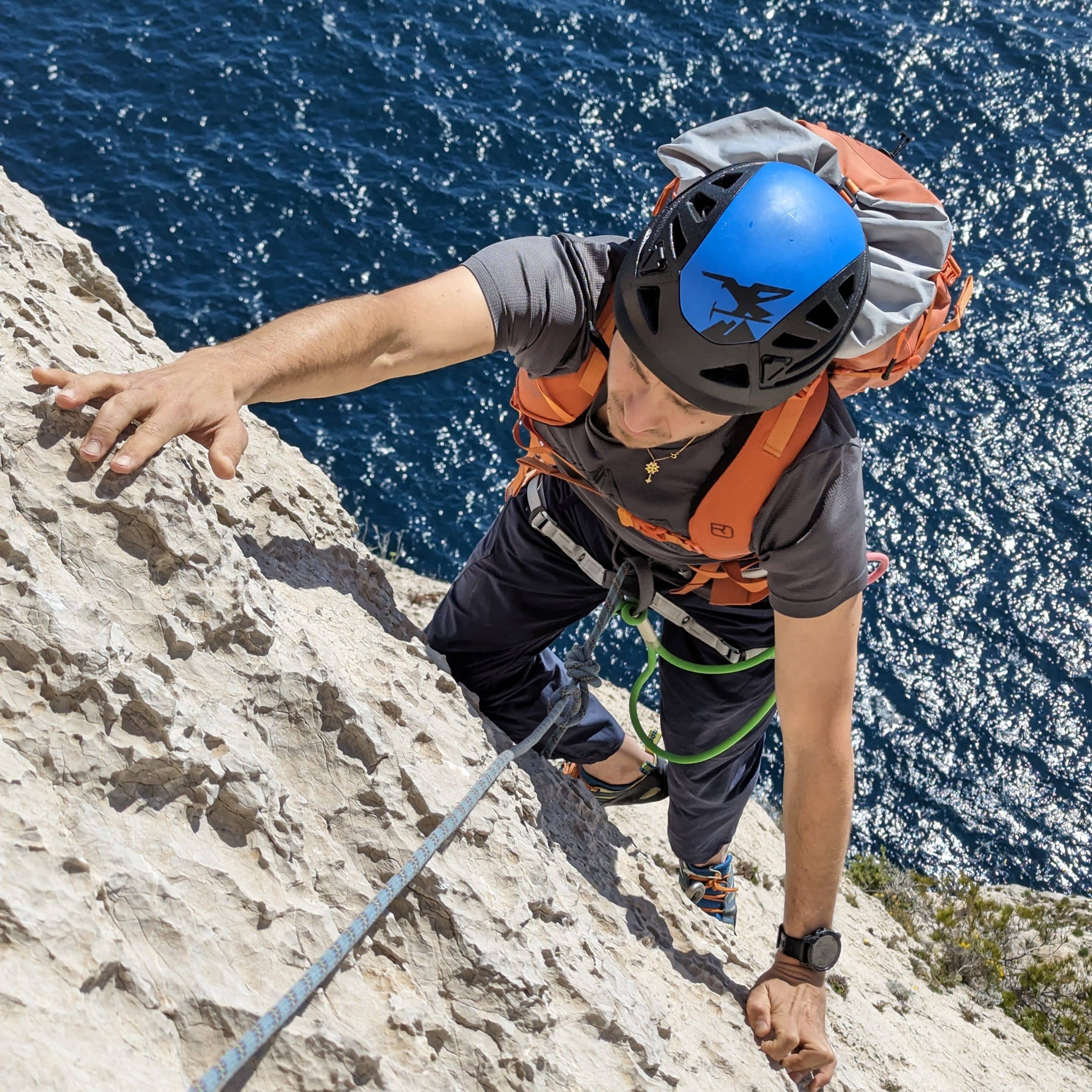 Deux personnes en stage escalade finissent une grande voie