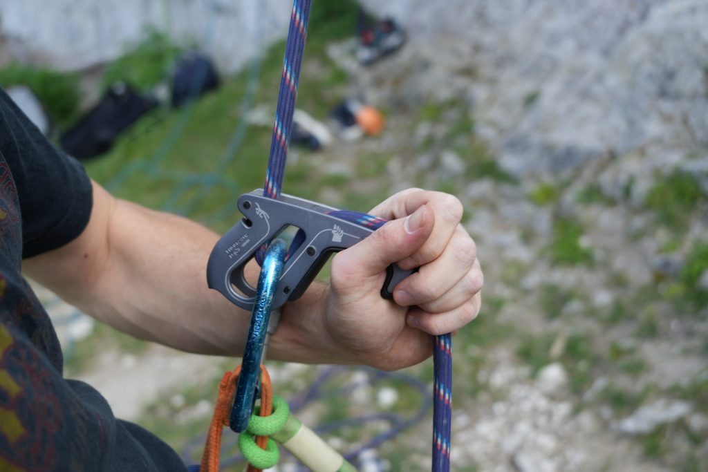 apprendre à se servir d'un système d'assurage pendant un cours d'escalade en falaise proche de Paris